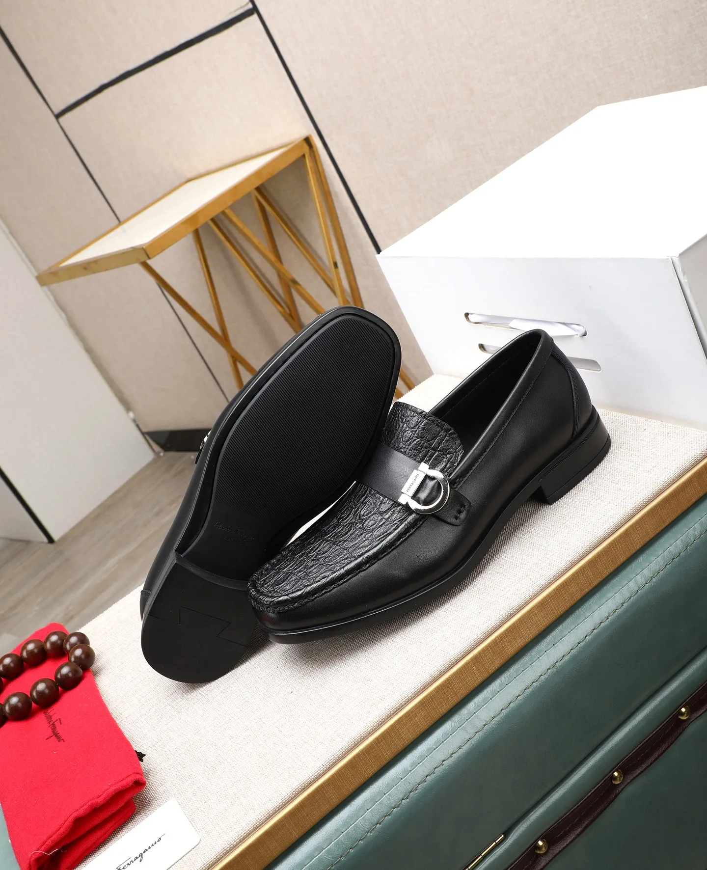 Men's clothing and shoes 💰700📛📛High-end goods! Salvatore Ferragamo is the world's top luxury footwear brand. It comes from Italy, the kingdom of fashion. It is famous all over the world for its traditional handmade design and novel styles... 🚶🏻🚶🏻 Top-quality suit shoes are sold simultaneously at the counter. This style is purely handmade. The fabric is imported Italian calfskin➕soft water-dyed cowhide lining. Specially available with original deep rubber outsole🌀🌀Size: 38➖44